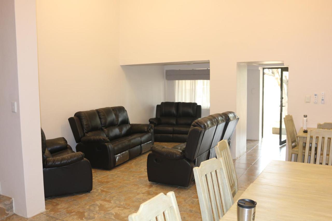 Livivane Guest House Simunye ภายนอก รูปภาพ
